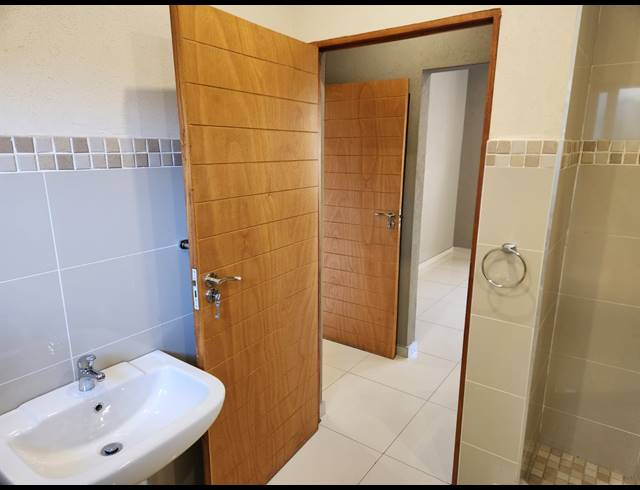 2 BEDROOM FLAT TO LET IN WENDYWOOD
